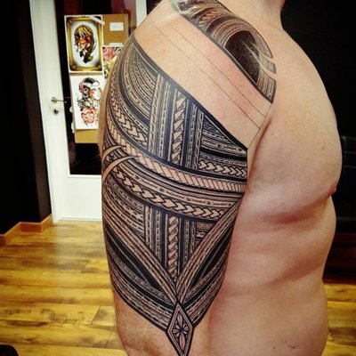  Tatouage maori, polynésien du haut du bras et de l'épaule